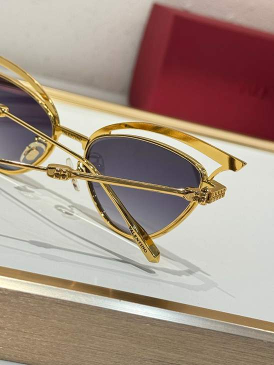 Picture of Valentino Sunglasses _SKUfw71271487fw